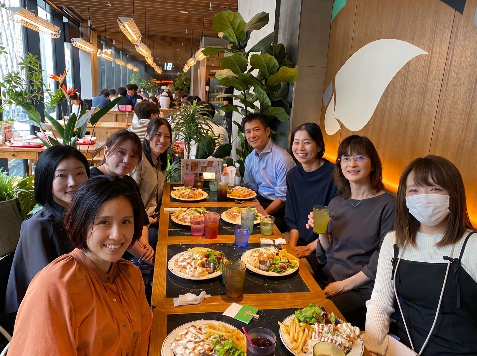 方針説明会後のランチ会の様子